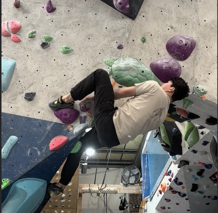 Indoor bouldering — V7